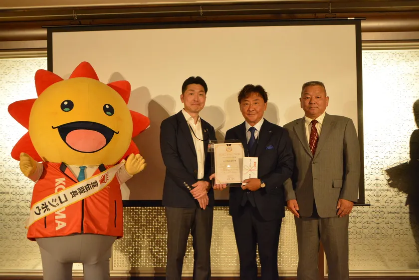 「ベストパートナー」認定後の記念撮影(左から、株式会社コジマ 代表取締役　中澤氏、ROY株式会社 代表取締役　大石、執行役員　中村)