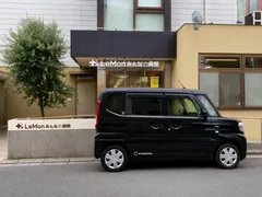 病院と訪問診療車
