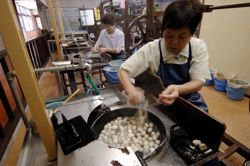 職人の糸づくりの様子