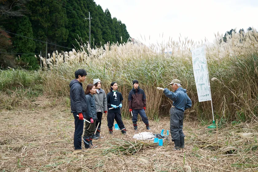 茅葺き職人や地域住民から学び、実際に手を動かしながら、かやぶきの風景を支える文化や暮らしを体験します1