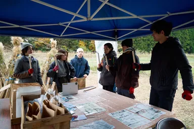 毎年11月末、かやぶきの里で行われる集落総出の「茅刈り」に地域外からも参加する体験型イベント「カヤ・キャン美山」4