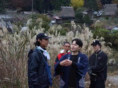地域住民と一緒に茅を刈り、音楽や食、交流も楽しみながら、茅場を五感で体験する「カヤ・キャン美山」2