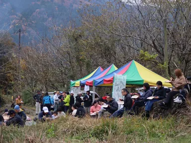 地域住民と一緒に茅を刈り、音楽や食、交流も楽しみながら、茅場を五感で体験する「カヤ・キャン美山」4