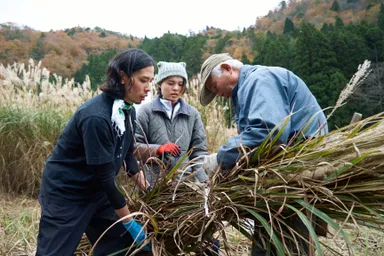 地域住民と一緒に茅を刈り、音楽や食、交流も楽しみながら、茅場を五感で体験する「カヤ・キャン美山」5