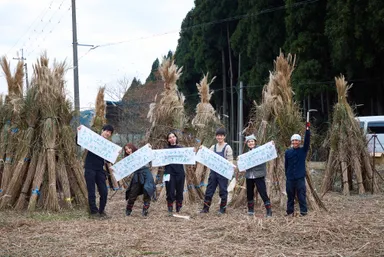 毎年11月末、かやぶきの里で行われる集落総出の「茅刈り」に地域外からも参加する体験型イベント「カヤ・キャン美山」5
