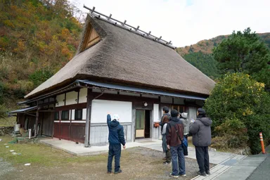 地元ガイドと巡るかやぶきの里ツアーや茅葺き体験、茅刈り、茅じまいまで、全4回を通して里の文化にふれます3
