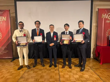 左から橋口隼人先生(橋口歯科)、山本清作先生(のまきたパーク歯科・矯正歯科)、朴正守法人長(株式会社OSSTEM JAPAN)、白鳥裕一先生(白鳥歯科・矯正歯科)、増田勝彦先生(増田歯科医院)の記念撮影風景