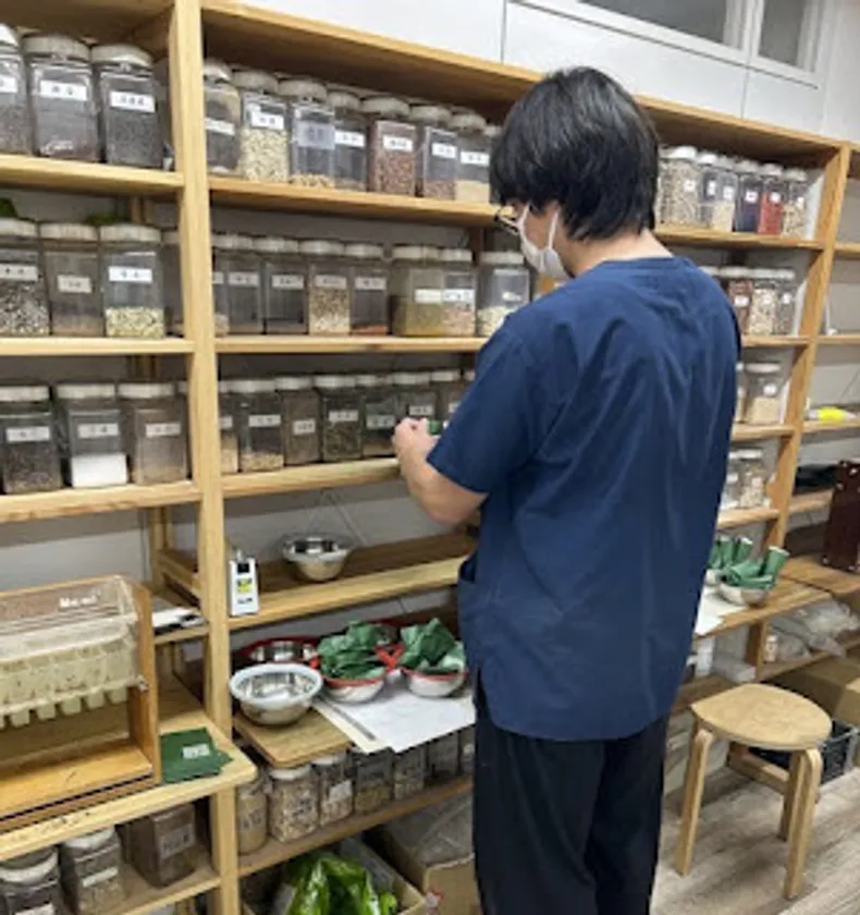 煎じ薬の袋を畳む作業