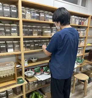 煎じ薬の袋を畳む作業