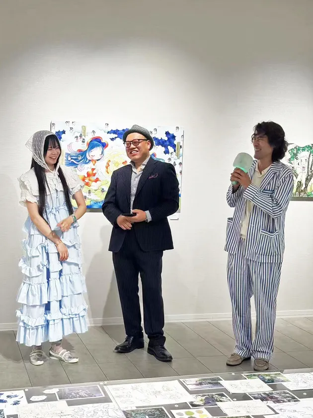 金田涼子(左)とエイチアールディーアート ホールディングス代表・李超(真ん中)、エイチアールディーアート代表取締役・恒川琢朗(右)