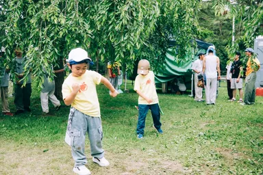 裏側で練習する子ども達