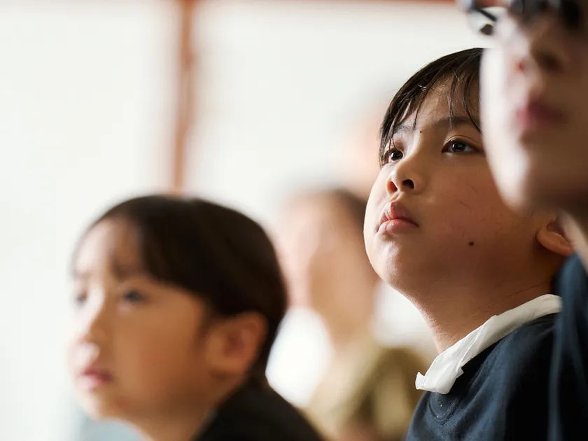 講演に耳を傾ける子どもたち