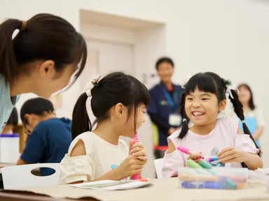 完成したオリジナルルアーを見せ合う子どもたち