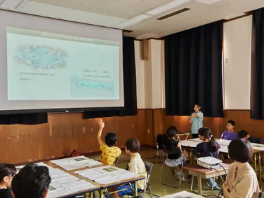 積極的にワークショップに参加する子どもたち