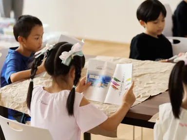 生き物の種類を考える子どもたち