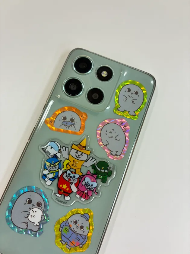 ポッティングシール、ホログラムシールでデコレーションされたスマホケース
