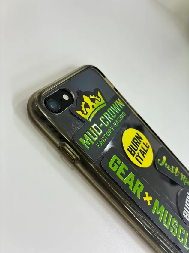 シルク厚盛りシールでデコレーションされたスマホケース
