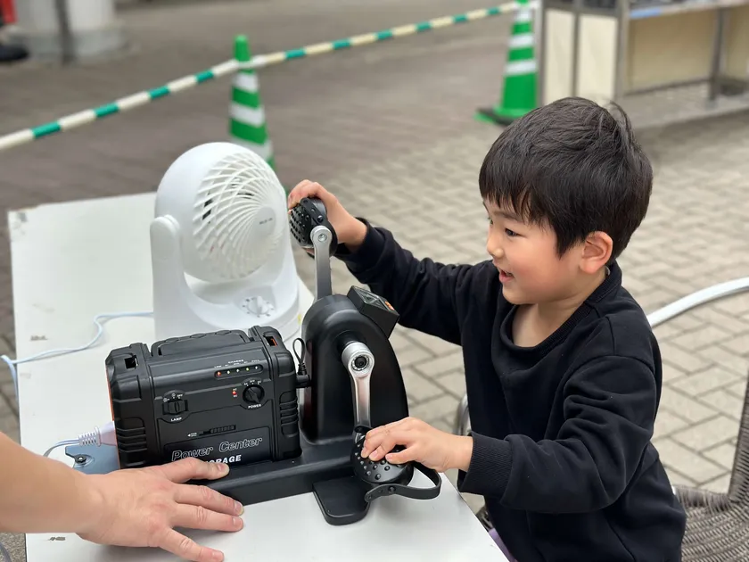 【手回し発電体験　イメージ画像】
