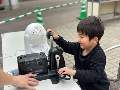 【手回し発電体験　イメージ画像】