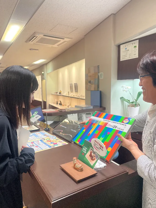 記念品としてサクラクーピーペンシルを贈呈