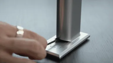 「UNKAI｜雲海」専用ブラシを使う様子