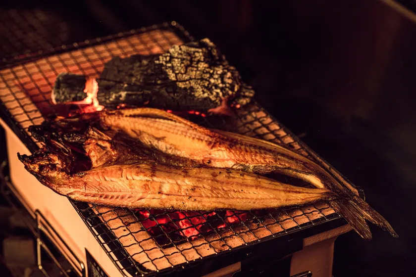 羅臼産の大きなホッケを炭火でじっくりふっくらと。