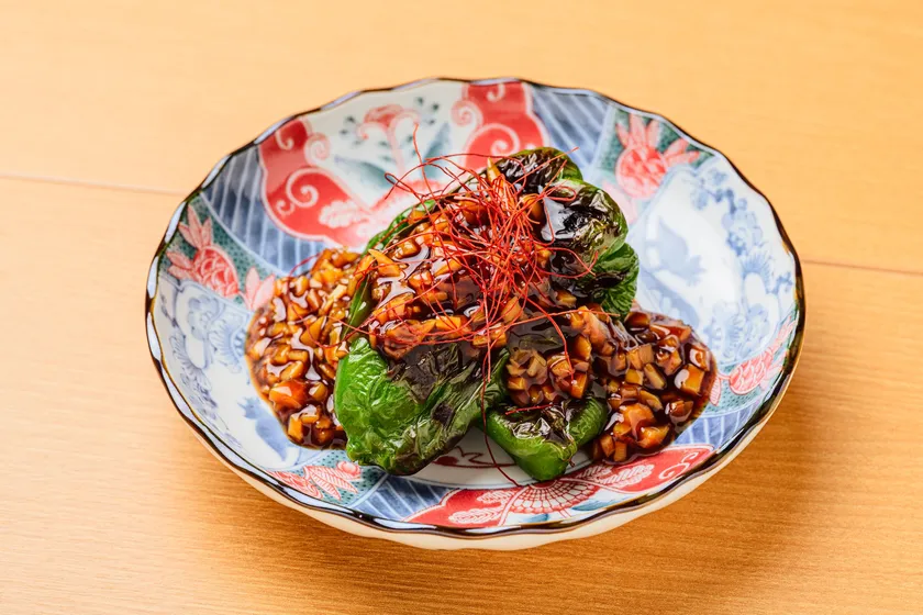自家製ソースでいただくと、まるで青椒肉絲のような味わいに。
