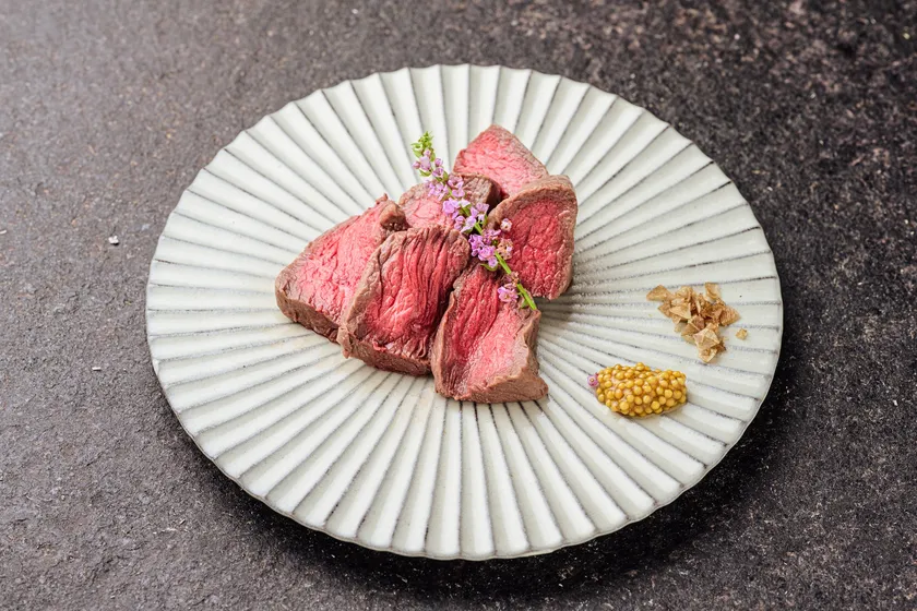 道産和牛を炭火でさっと炙り、旨味を閉じ込めた一皿。