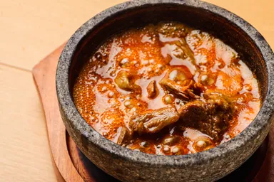 旨味と辛味のバランスが◎。道産和牛たっぷりのアカオニオリジナルレシピ。