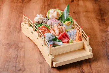 その日の仕入れに合わせた鮮魚10点盛り。写真はイメージです。
