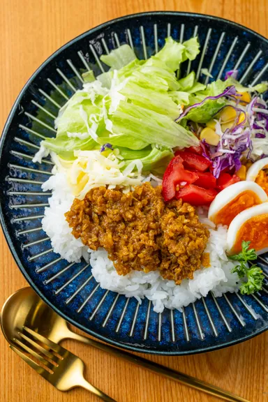 スパイス香るりんごのドライカレー 864円