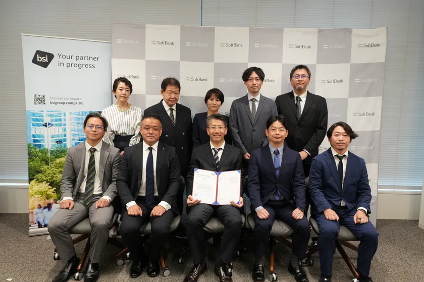 認証授与式の様子(2) ソフトバンクの関係者およびBSIジャパンによる集合写真