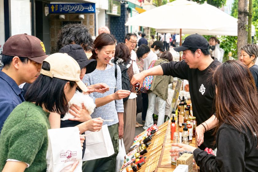 東京・目黒通りの歩道が48時間だけ約100店舗の
「マルシェ通り」に変わる　
「第16回目黒マルシェ」10/31・11/1開催