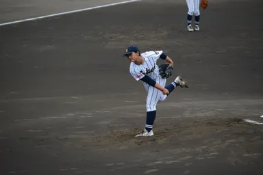 渾身の投球をする投手