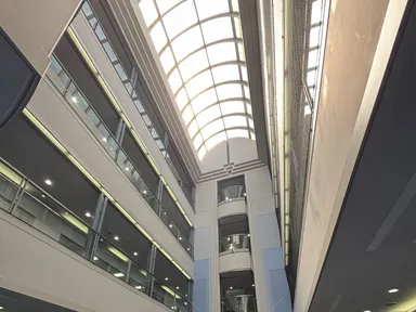 校舎1(開放的なエントランスホール)