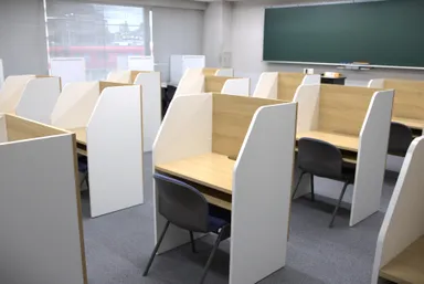 校舎2(仕切りのある学習机の教室)
