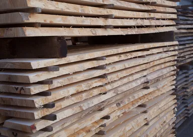 製材した規格外広葉樹材