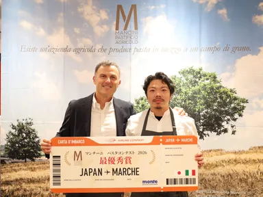 表彰式にて。マンチーニ社のマッシモ社長(左)「ALTER EGO」金子シェフ(右)