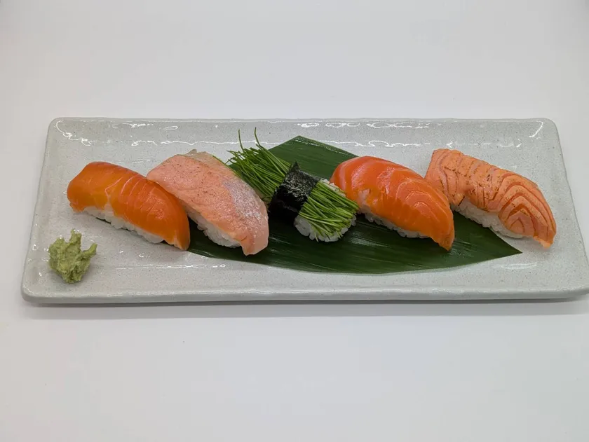 富士山サーモンとチリサーモン食べ比べ寿司 ～生・炙り～