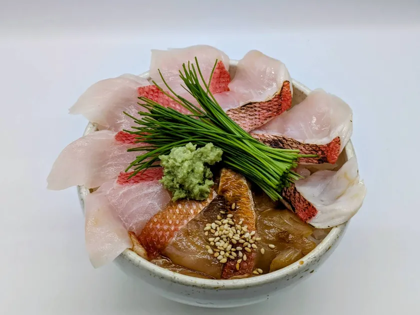 芽ネギ香る金目鯛食べ比べ丼 ～生・炙り・漬け～