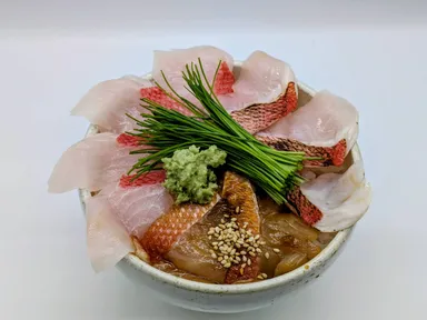 芽ネギ香る金目鯛食べ比べ丼 ～生・炙り・漬け～