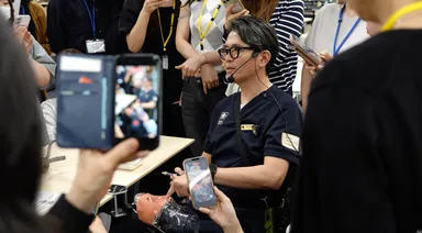 実演される麻酔手技を一心に見つめる受講生