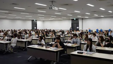 熱気あふれる会場と、受講生の真剣な眼差し