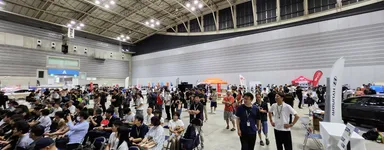 2025年大会　ステージ前に集まる来場者