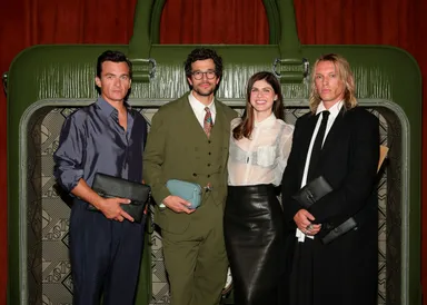 左から、ルパート・フレンド、ポール・アンソニー・ケリー、アレクサンドラ・ダダリオ、ジェイミー・キャンベル・バウアー
