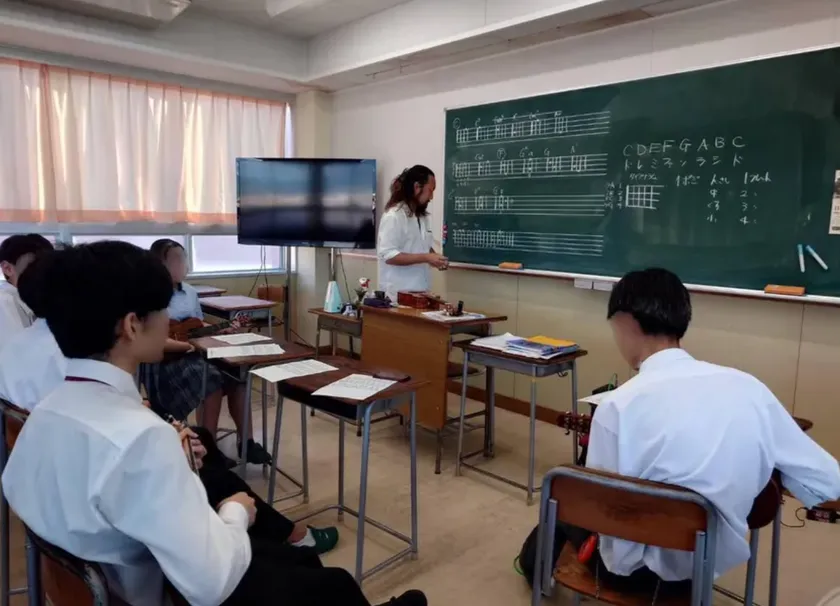 ウクレリストKahuaさんから指導を受けるウクレレ部のメンバー