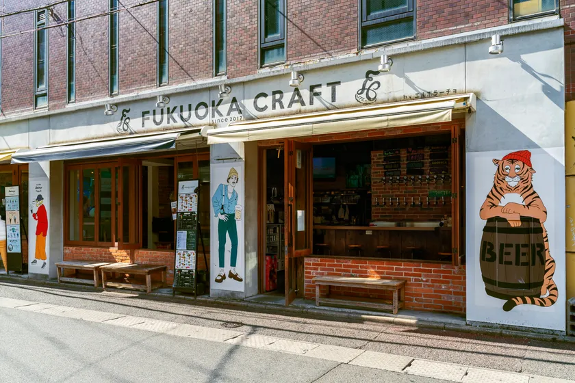 同グループ「FUKUOKA CRAFT 大名店」外観。空港店の壁画と同じキャラクターが描かれている。