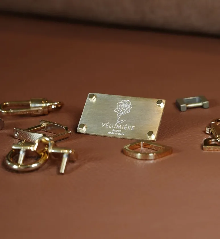 Velumiereの金具。無垢の真鍮をイタリア・アレッツォでマイクロフュージョン(精密鋳造)により成形し、金メッキのガルバニック仕上げを施したもの。