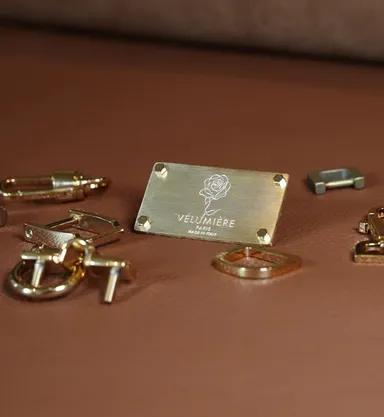 Velumiereの金具。無垢の真鍮をイタリア・アレッツォでマイクロフュージョン(精密鋳造)により成形し、金メッキのガルバニック仕上げを施したもの。