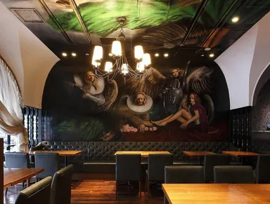 壁に描かれた、荘厳な現代風七大天使